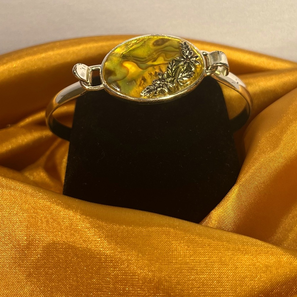 𝐕𝐢𝐧𝐭𝐚𝐠𝐞 Green Abalone Flowers Latch Cuff Bracelet